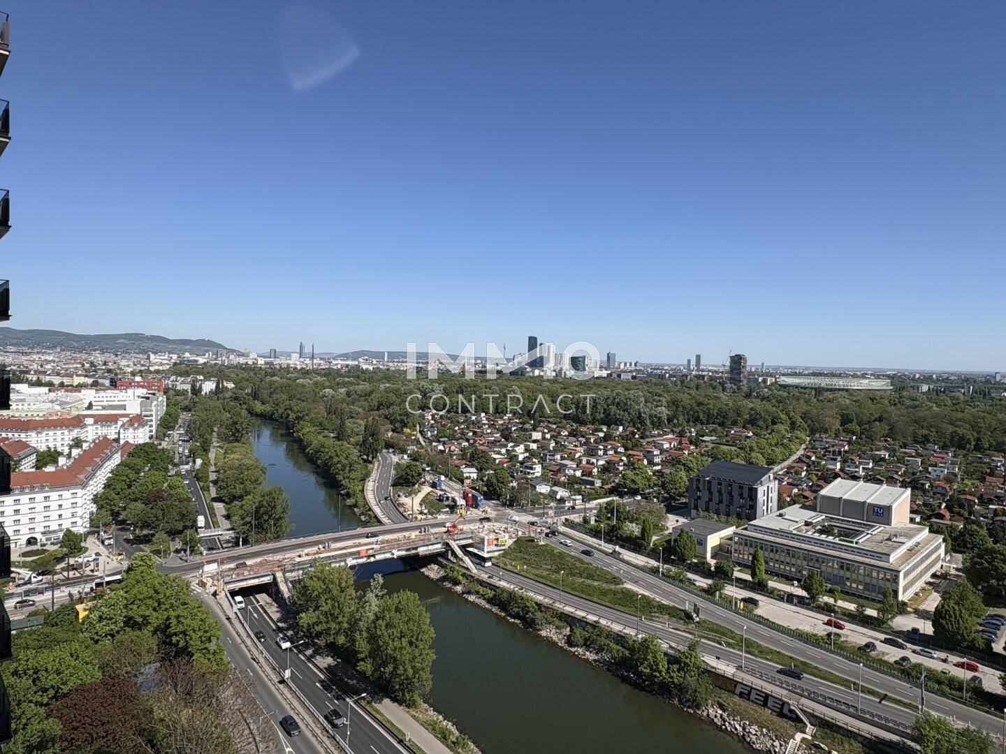 Panoramablick auf die Stadt mit Fluss, Brücken und umliegenden Wohngebieten.