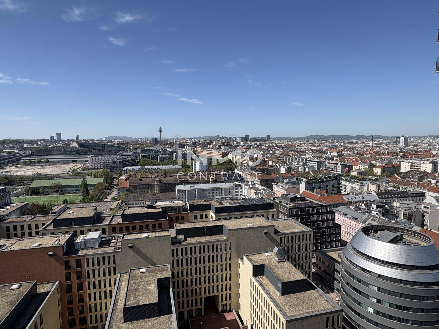 Beeindruckender Ausblick über die städtische Skyline mit zahlreichen Gebäuden und Infrastruktur.
