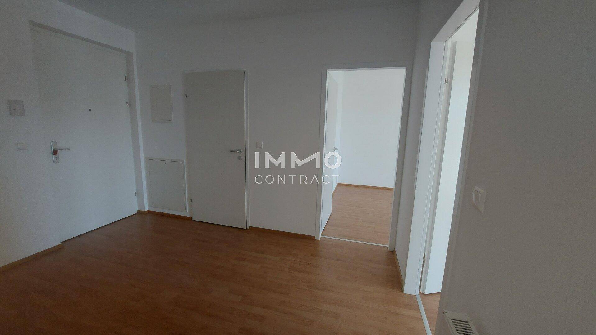 Eingangsbereich mit Laminatboden und Zugang zu den verschiedenen Zimmern der Wohnung.