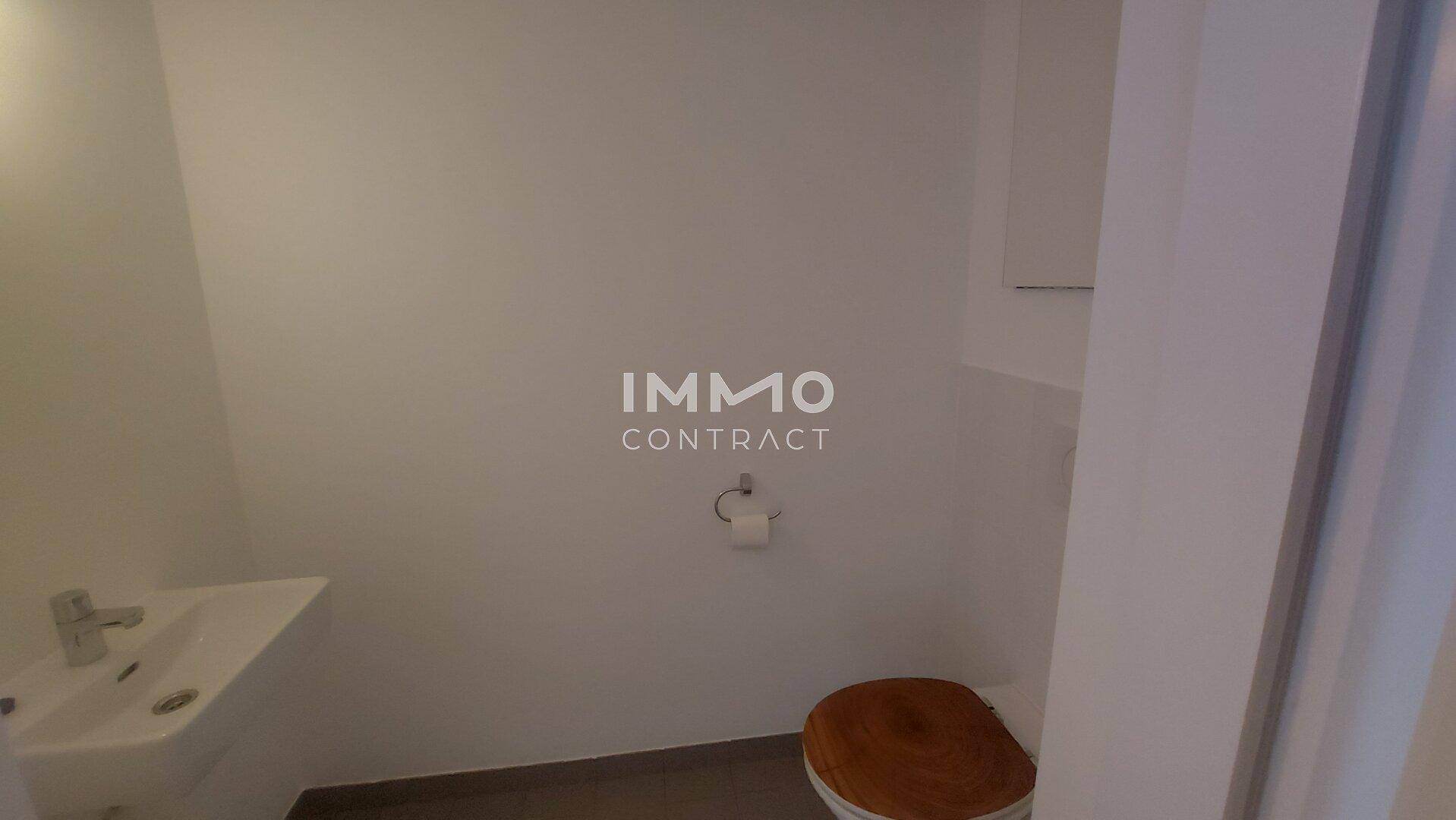 Separates Gäste-WC mit Waschbecken und Toilette, praktisch und funktional gestaltet.