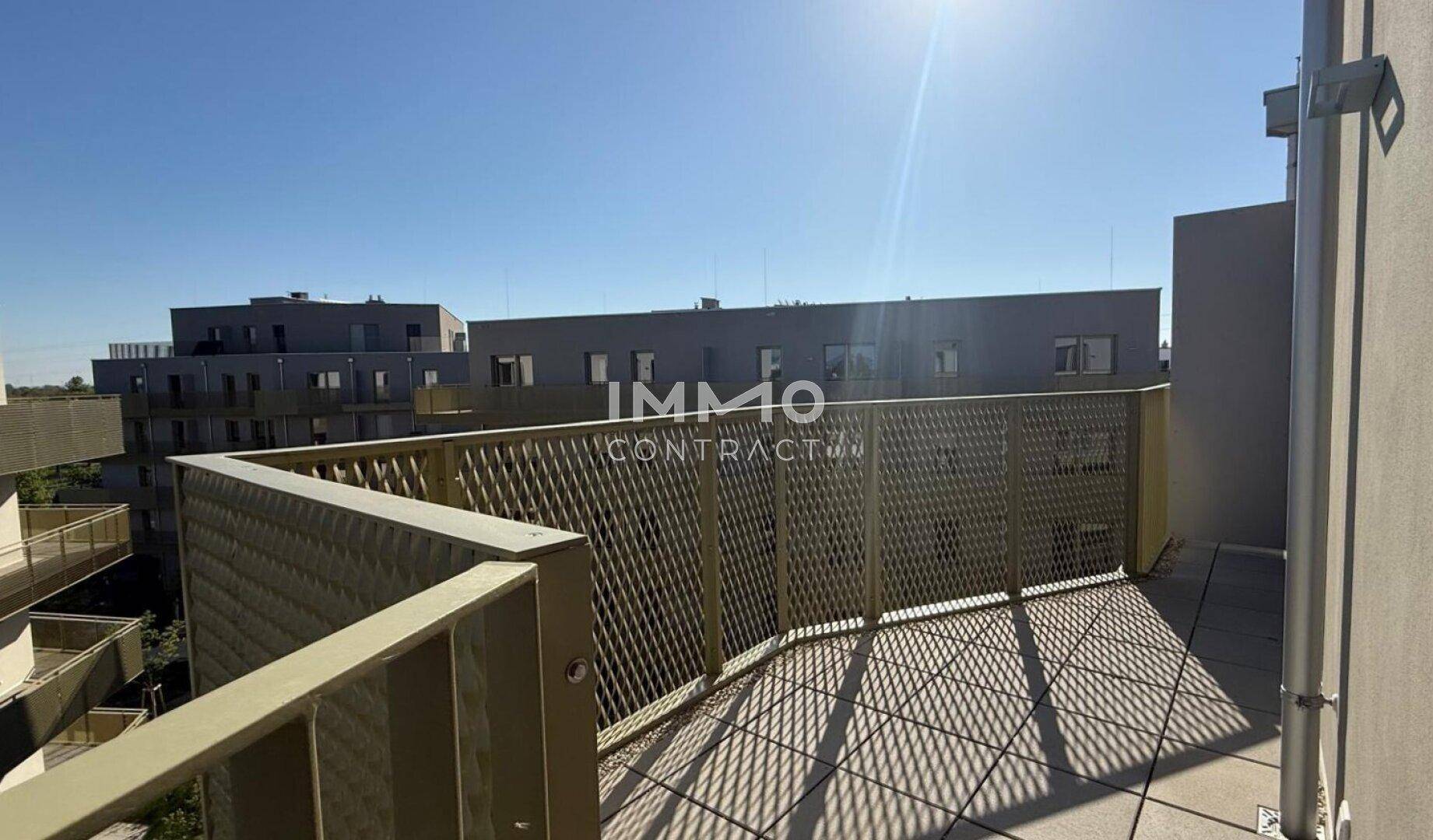 Geräumiger Balkon mit moderner Metallbrüstung und sonnigem Ausblick.
