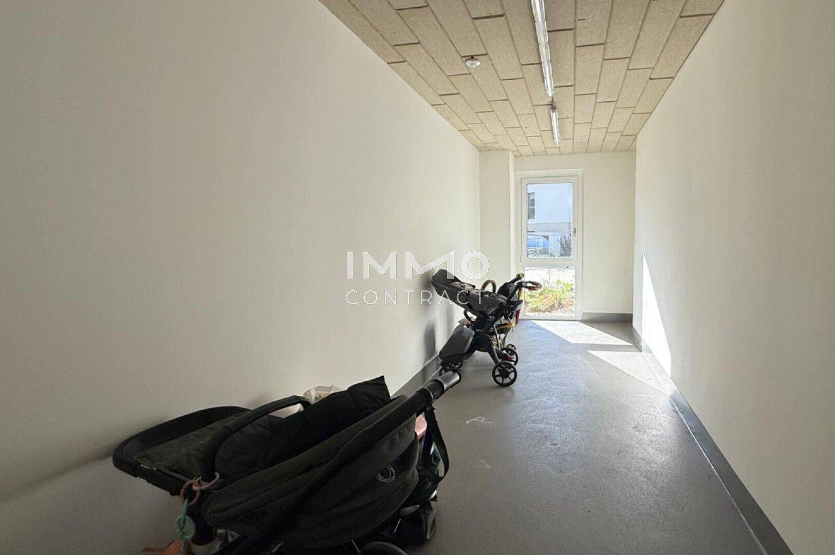 Abstellraum für Kinderwagen mit Zugang ins Freie.