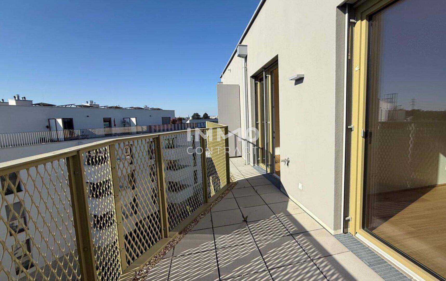 Geräumiger Balkon mit Fliesenboden und Metallgeländer, bietet Platz für Outdoor-Möbel.