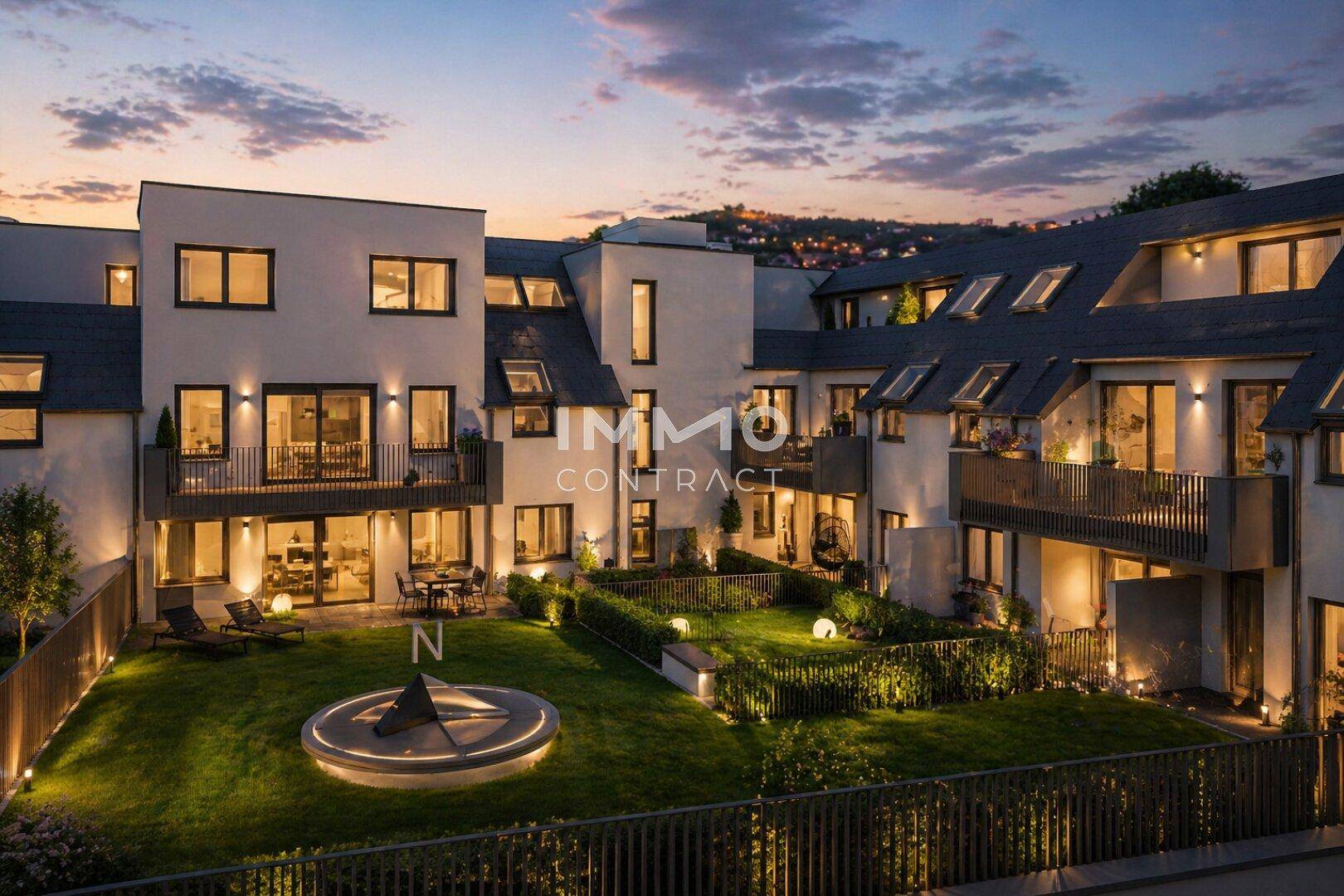 Attraktiver Innenhof mit gepflegtem Rasen, Sitzbereichen und moderner Beleuchtung bei Sonnenuntergang.