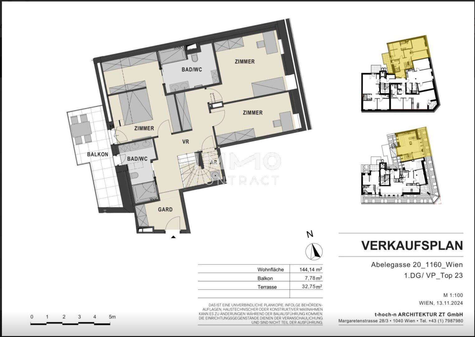 Grundriss der unteren Ebene mit drei Zimmern, zwei Bädern und Balkon.
