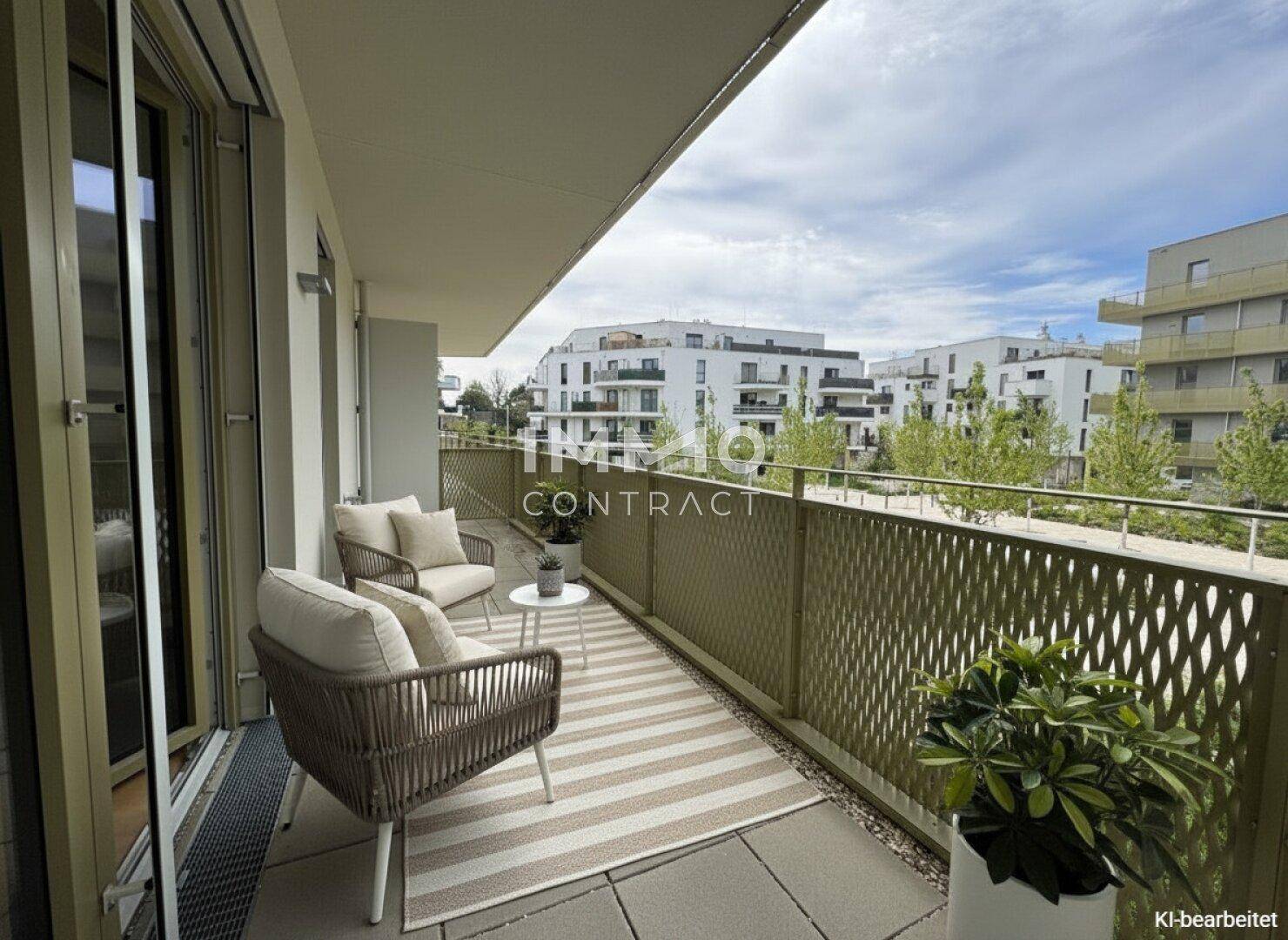 Möblierter Balkon mit bequemen Sitzgelegenheiten und Blick auf die umliegenden Gebäude.