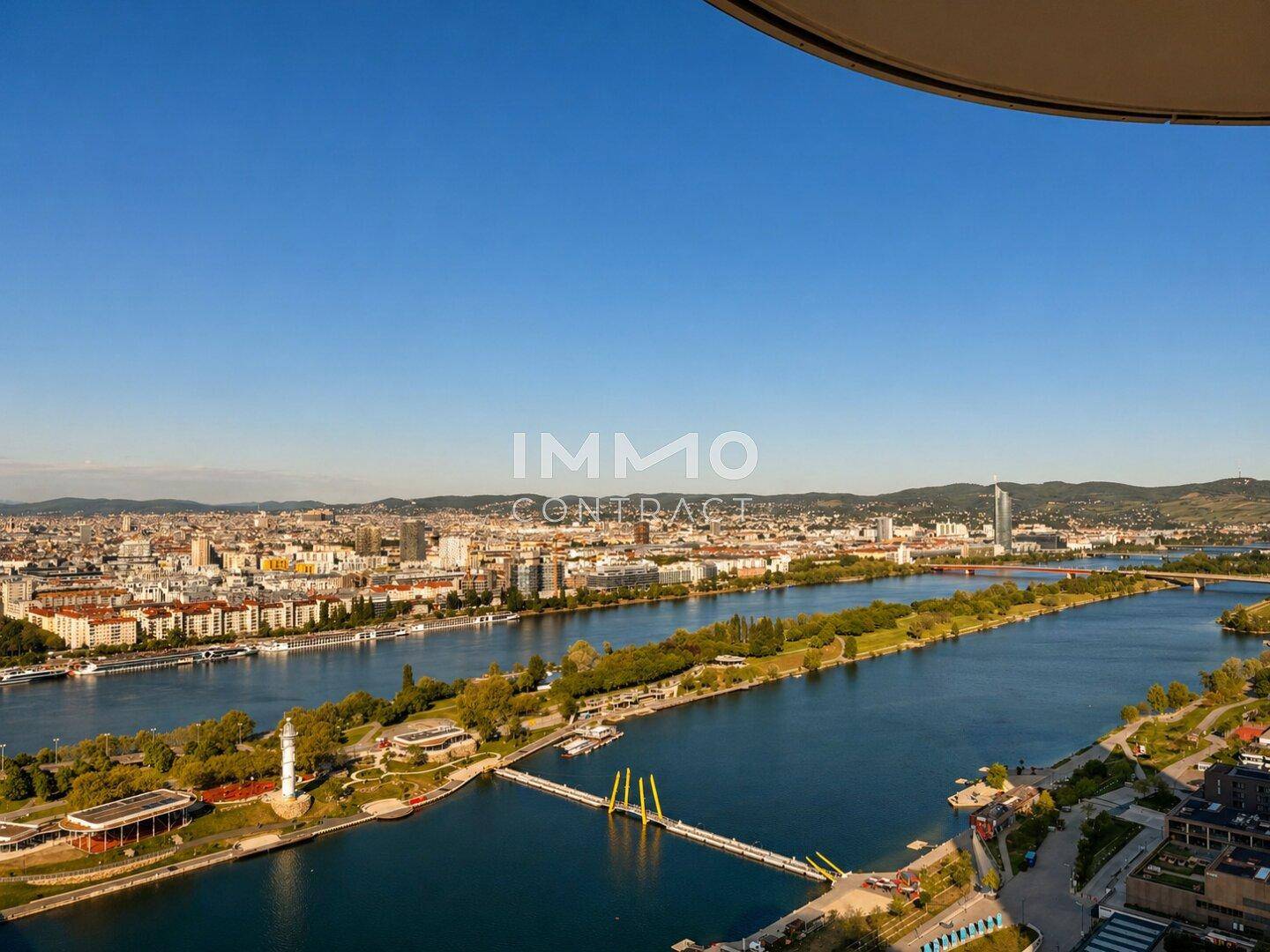 Beeindruckender Panoramablick auf die Stadt, den Fluss und die Brücken bei strahlendem Sonnenschein.