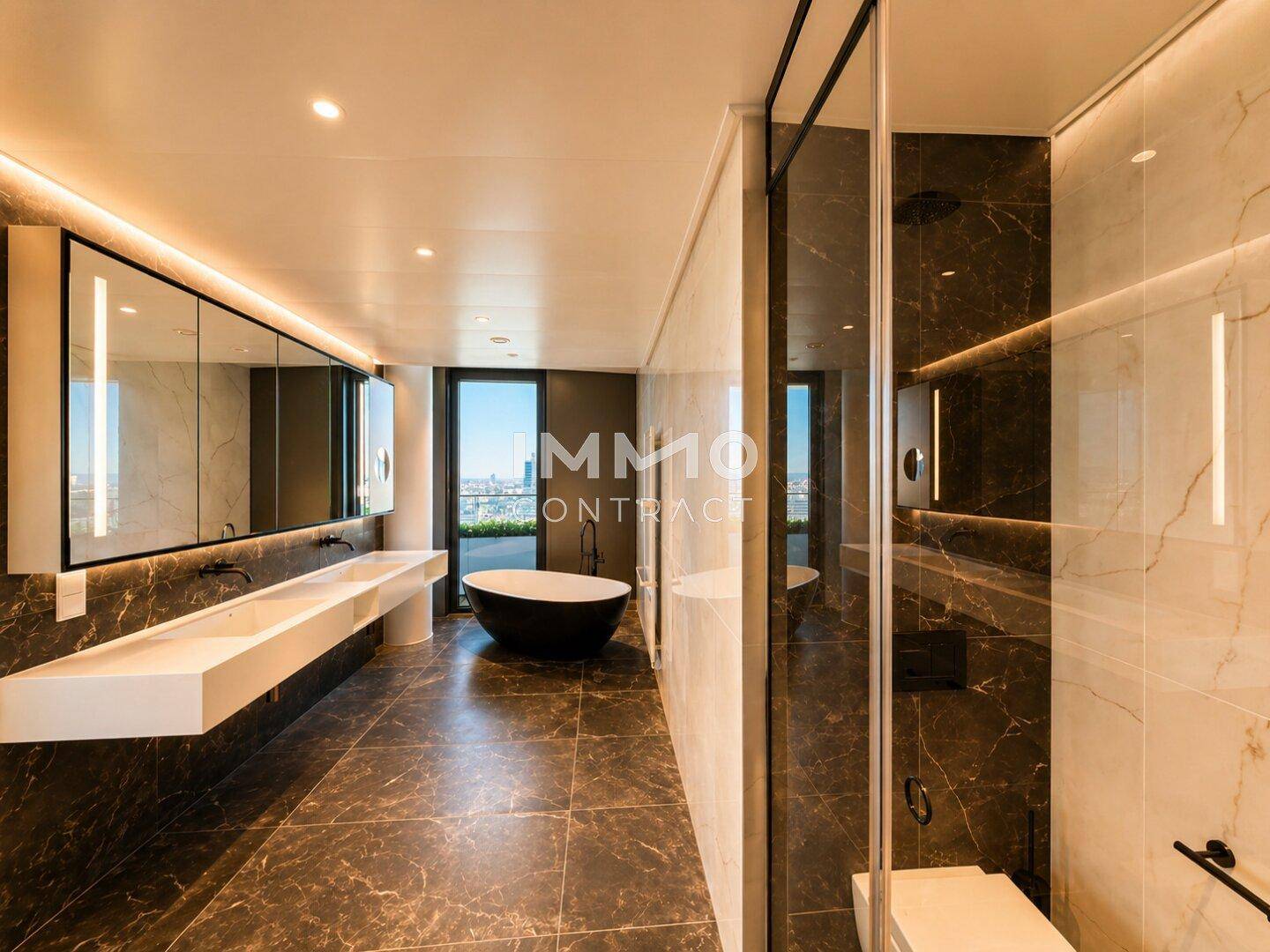 Luxuriöses Badezimmer mit freistehender Badewanne, Doppelwaschbecken und begehbarer Dusche.
