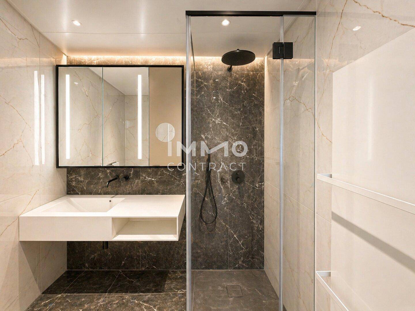 Elegantes Badezimmer mit begehbarer Dusche, Marmorfliesen und modernem Design.