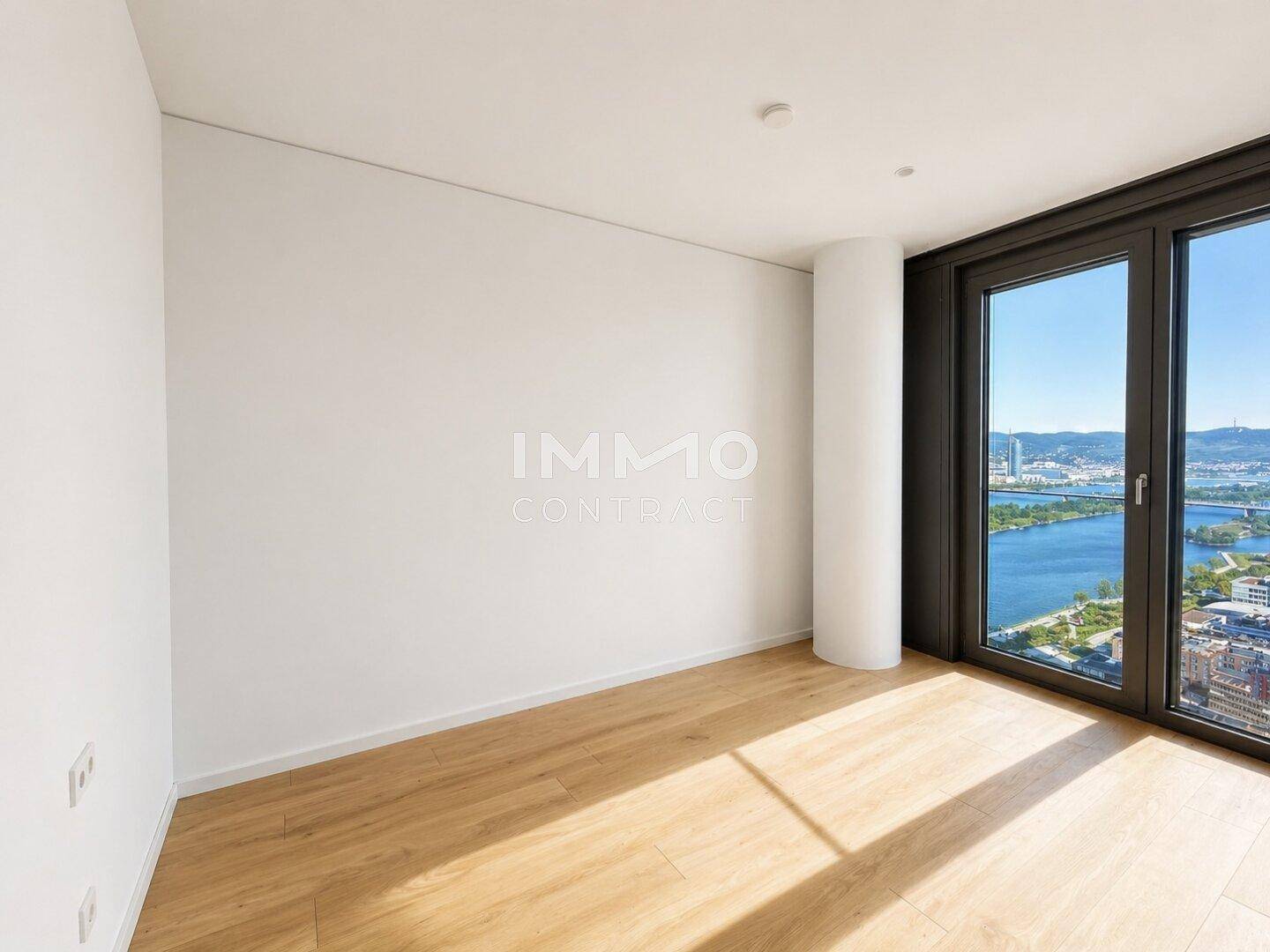 Schlafzimmer mit Panoramablick auf den Fluss und die Stadt, ausgestattet mit Holzboden.