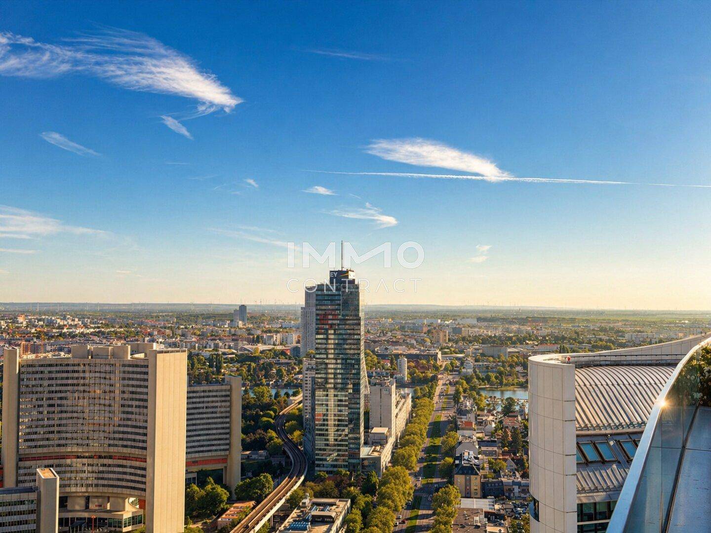 Weitläufiger Blick über die Stadt mit modernen Hochhäusern und weitem Horizont.