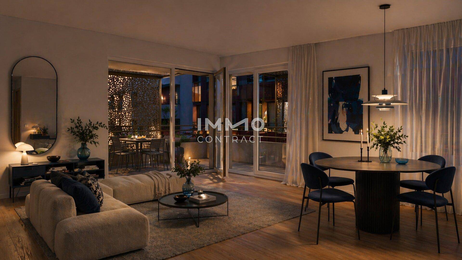 Gemütlicher Wohn-Essbereich am Abend mit Holzboden und Zugang zu einem möblierten Balkon.