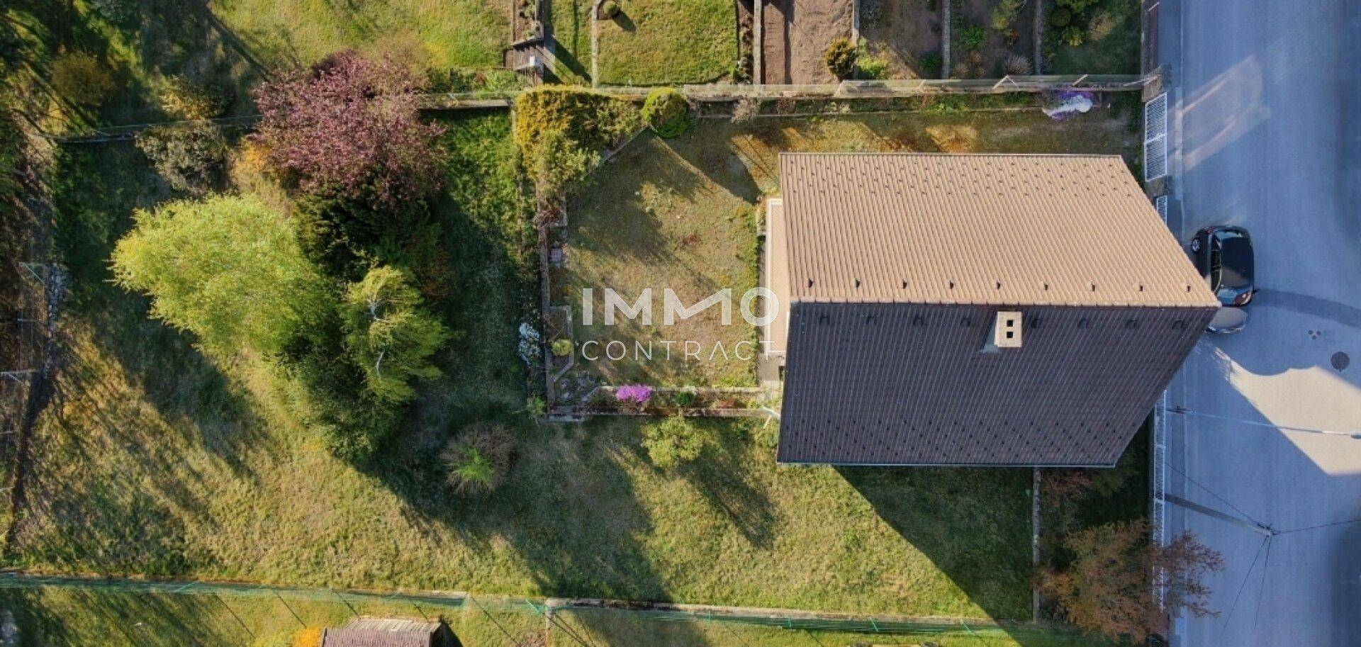 Luftaufnahme des Hauses mit großem Grundstück und angrenzender Straße.