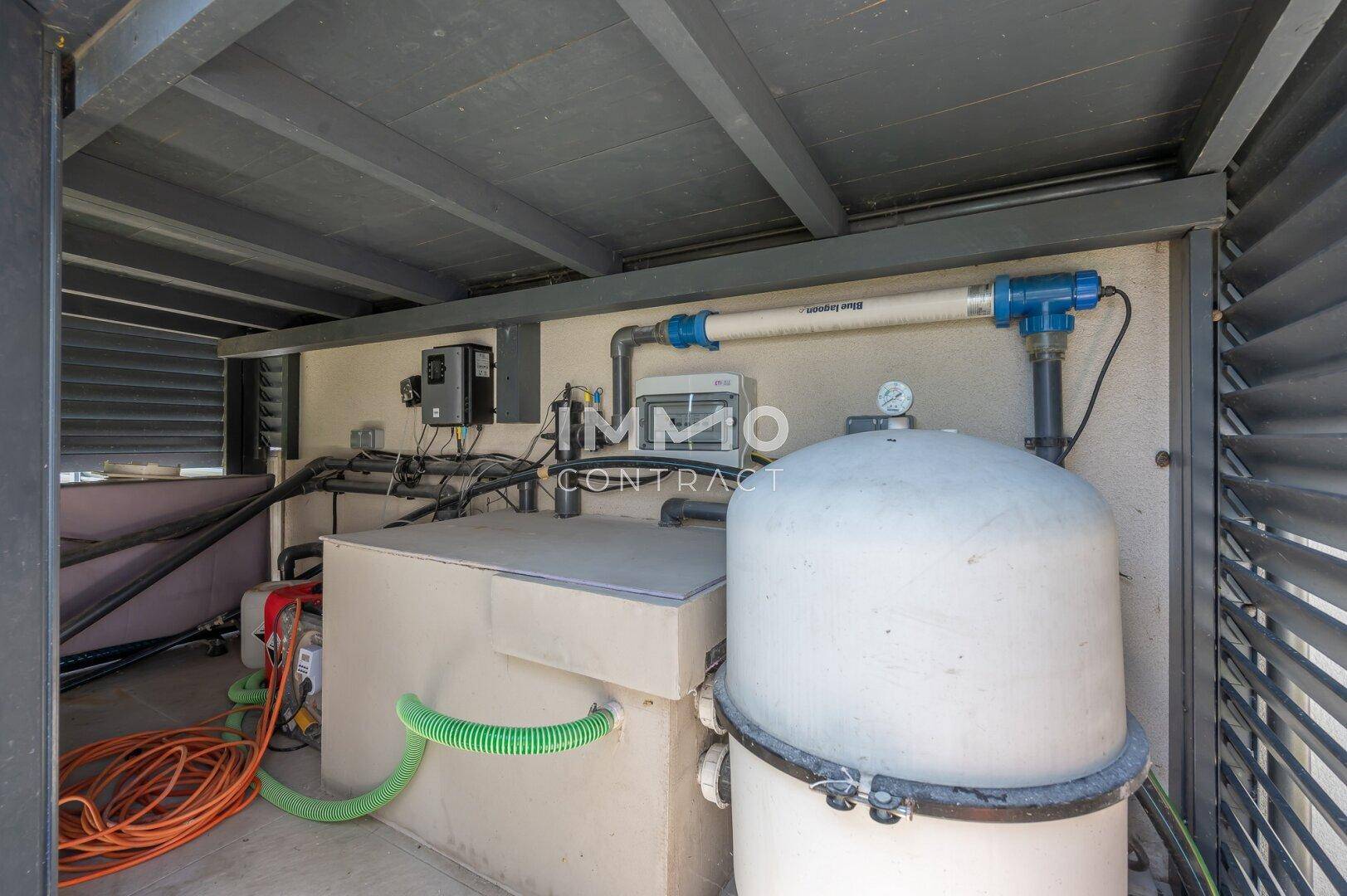 Technikraum mit Poolfilteranlage und Pumpen, ordentlich installiert für die Schwimmbadwartung.