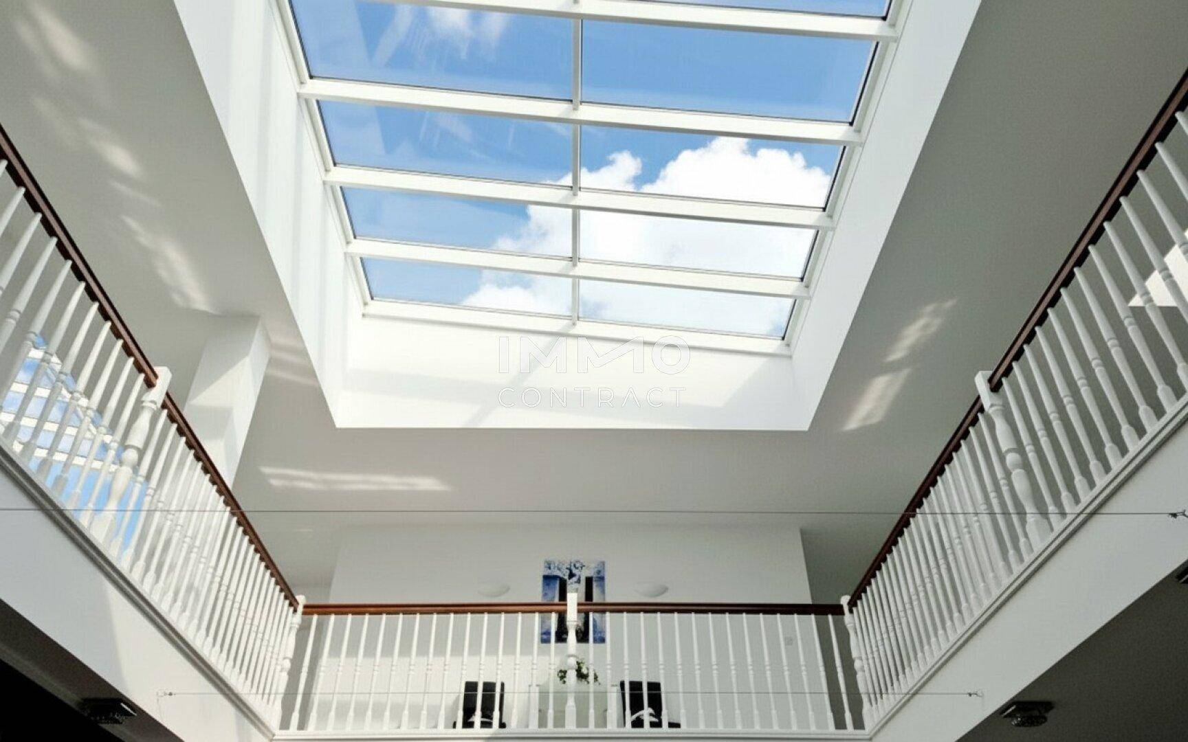Großes Oberlicht im Dach, das den Innenraum mit natürlichem Licht durchflutet.