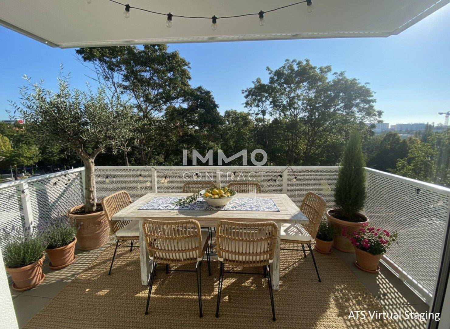 Möblierter Balkon mit Esstisch, bequemen Stühlen und vielen Pflanzen für eine gemütliche Atmosphäre.