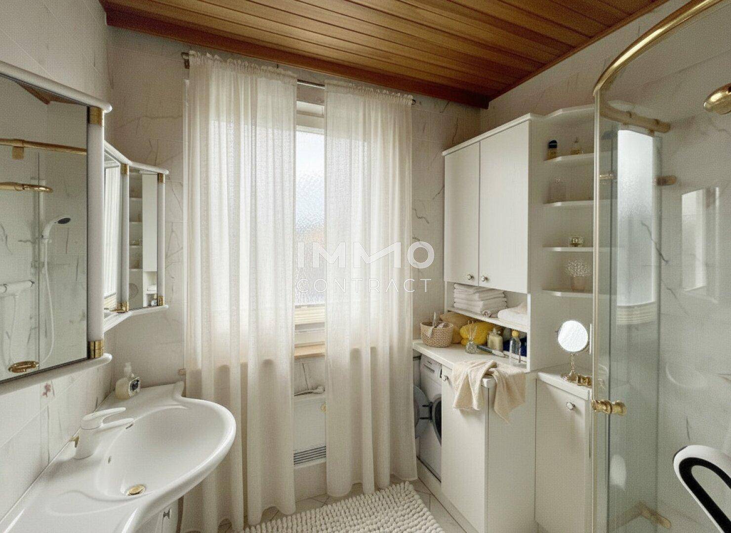 Helles Badezimmer mit Dusche, Waschbecken, Spiegelschrank und Holzdecke.