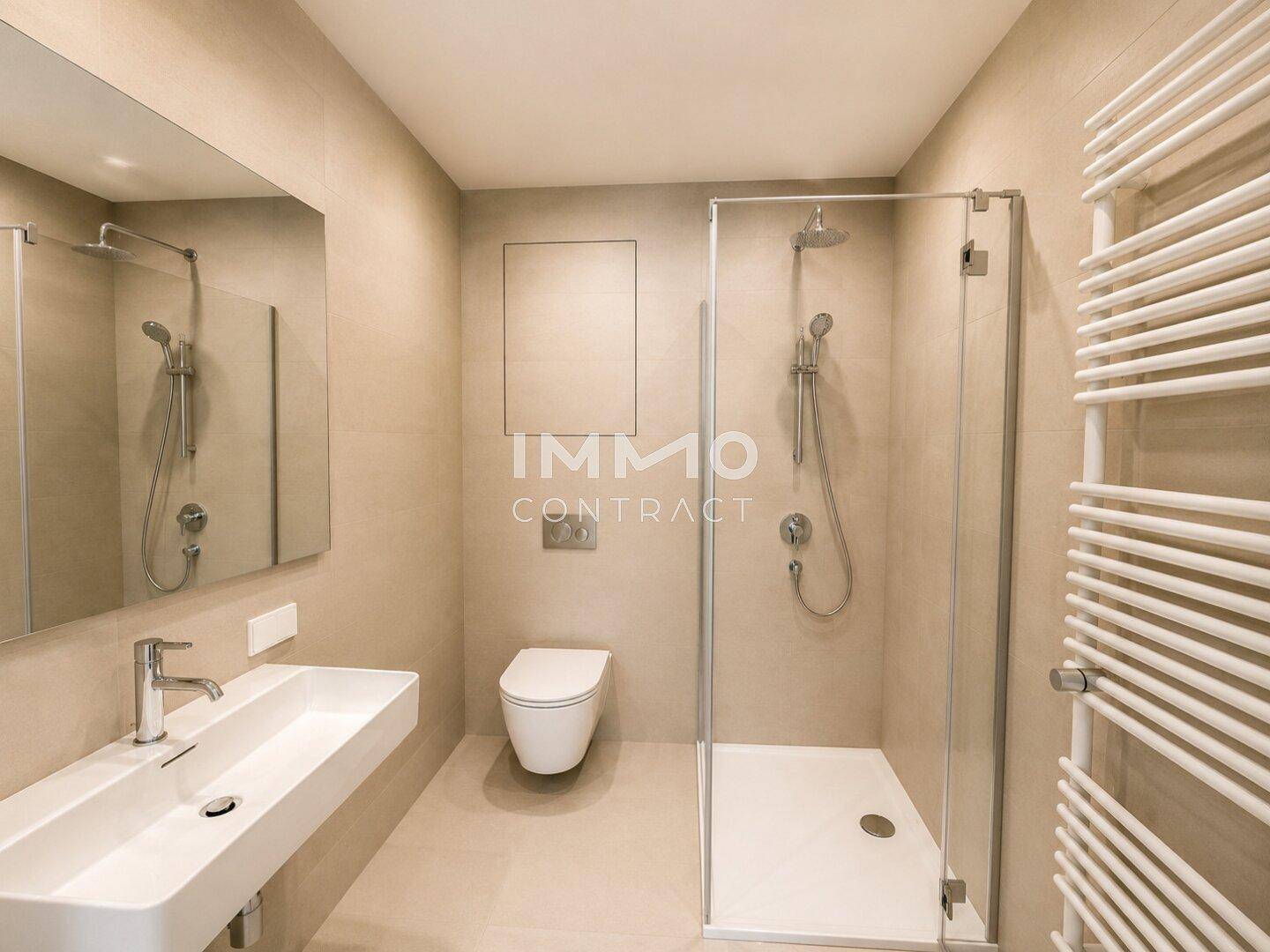 Modernes Badezimmer mit Dusche, Einzelwaschbecken, Toilette und beheiztem Handtuchhalter.