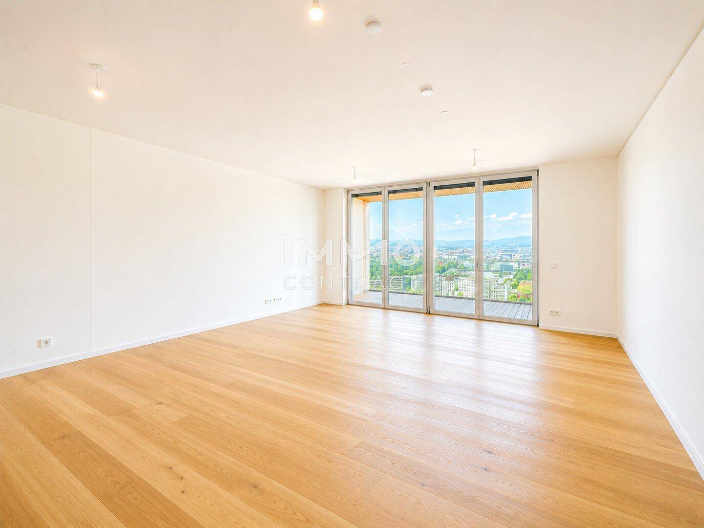 Geräumiges, helles Wohnzimmer mit Eichenparkettboden und großen Fenstern mit Stadtblick.