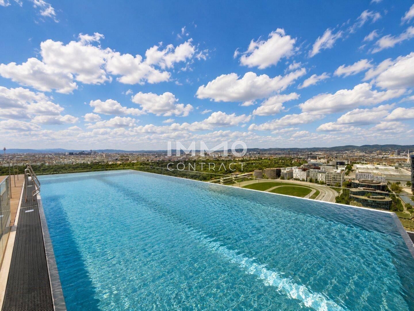 Infinity-Pool auf dem Dach mit atemberaubendem Panoramablick über die Stadt und die umliegende Landschaft.