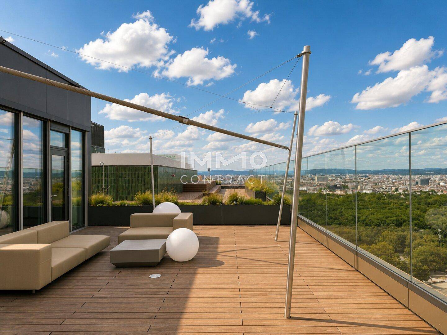 Weitläufige Dachterrasse mit Lounge-Möbeln und beeindruckendem Stadtpanorama.