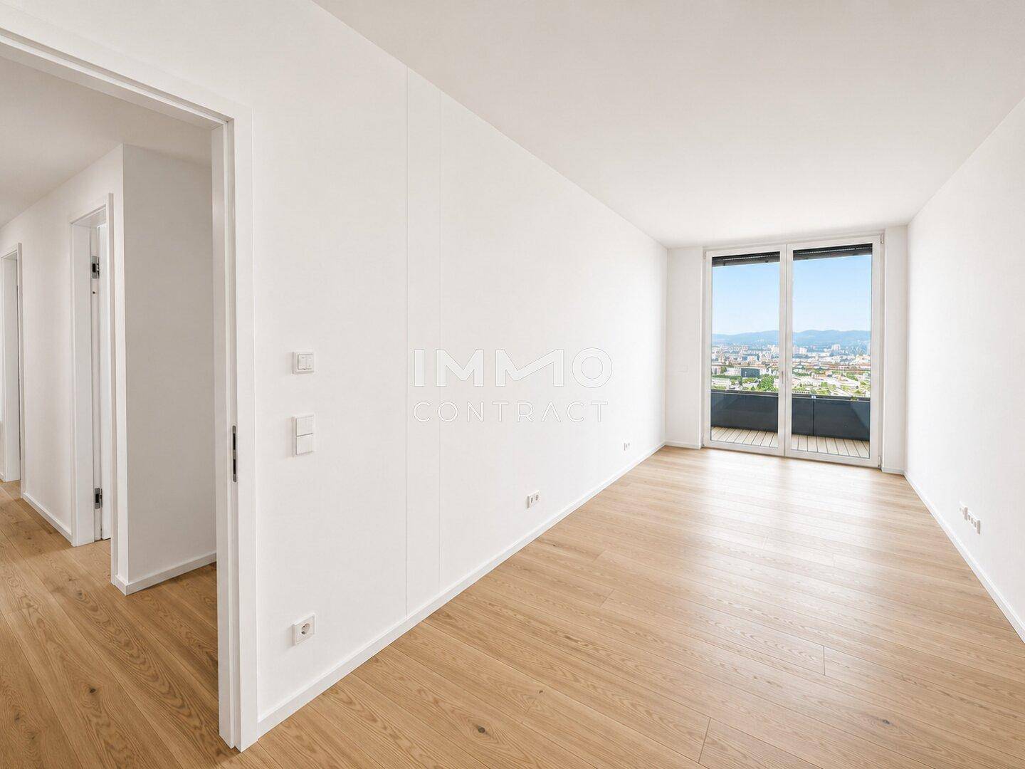 Geräumiges, helles Zimmer mit Eichenparkett und großen Fenstern, die einen weiten Ausblick bieten.