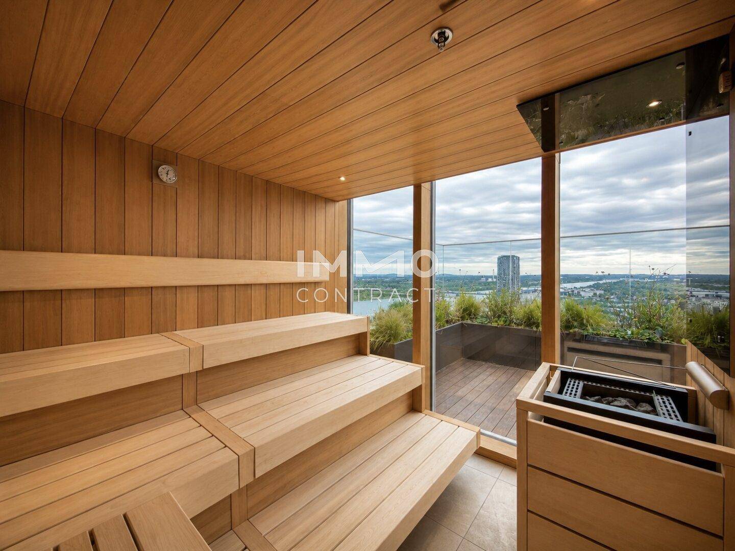 Moderne Sauna mit Holzverkleidung und Glasfront, die einen weiten Blick über die Stadt bietet.
