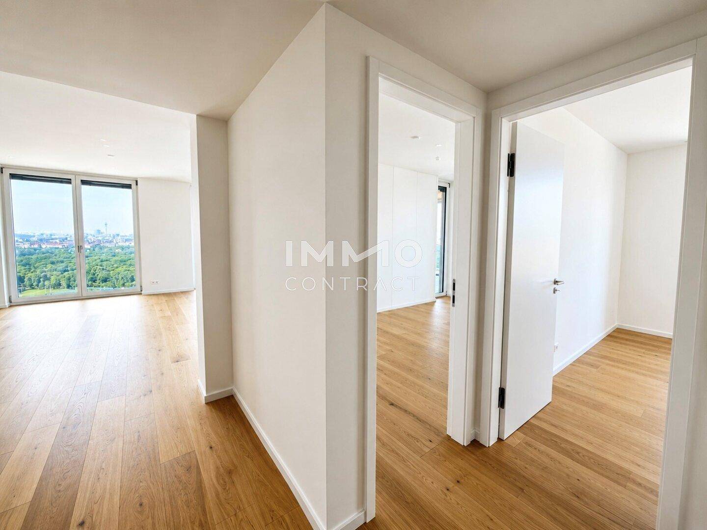 Heller Flur mit Holzboden und Zugang zu verschiedenen Zimmern der Wohnung.