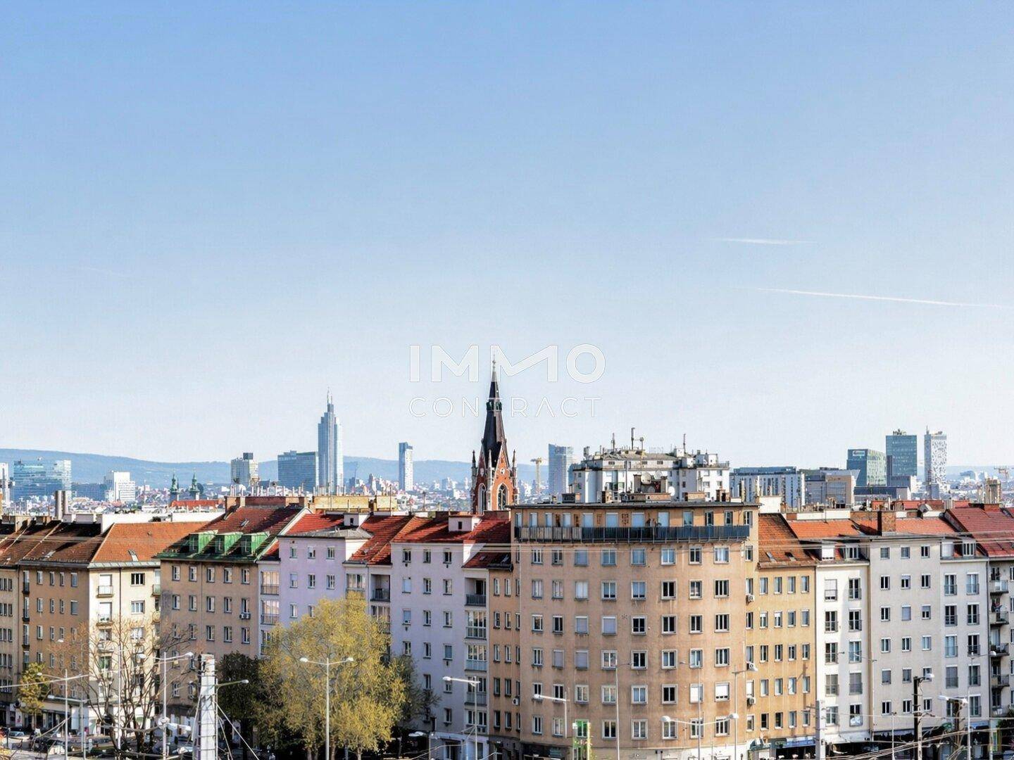 Weitläufiger Stadtblick mit einer Mischung aus traditioneller und moderner Architektur unter blauem Himmel.