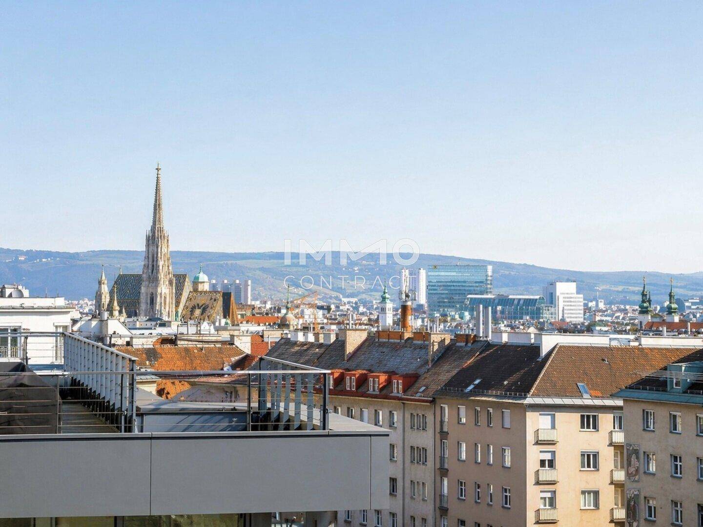 Panoramablick über die Stadt mit historischen Gebäuden und modernen Hochhäusern im Hintergrund.