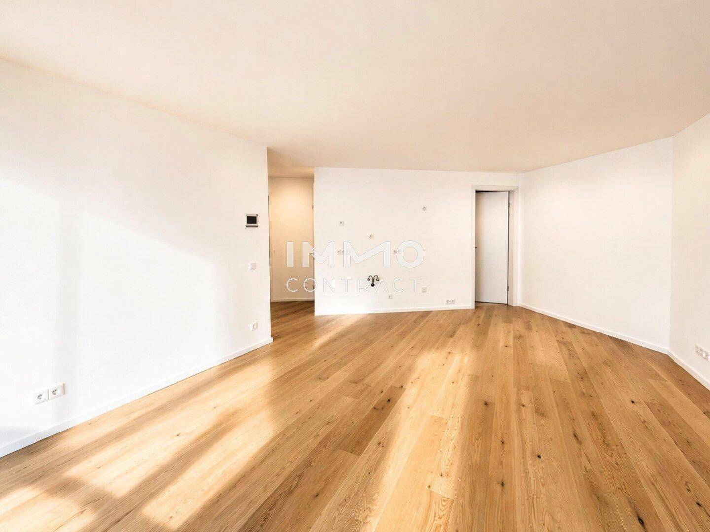 Geräumiges, helles Zimmer mit Holzboden und weißen Wänden, bereit zur individuellen Gestaltung.