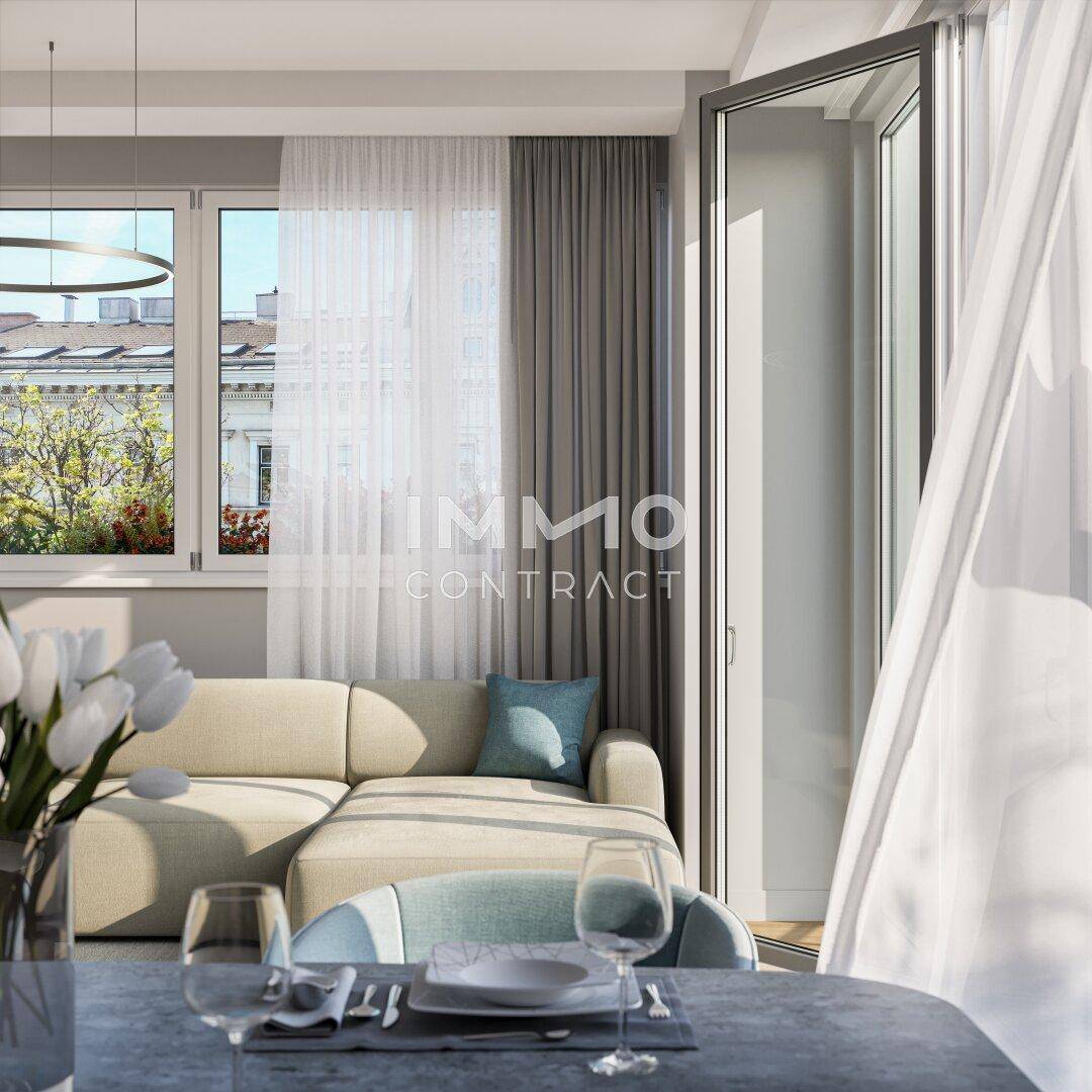 Heller Wohnbereich mit Sofa, Esstisch und Zugang zu einem Balkon.