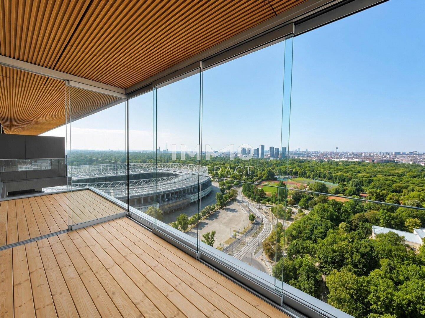 Weitläufige Loggia mit Holzboden und weitem Blick auf das Stadion und die Stadtlandschaft.