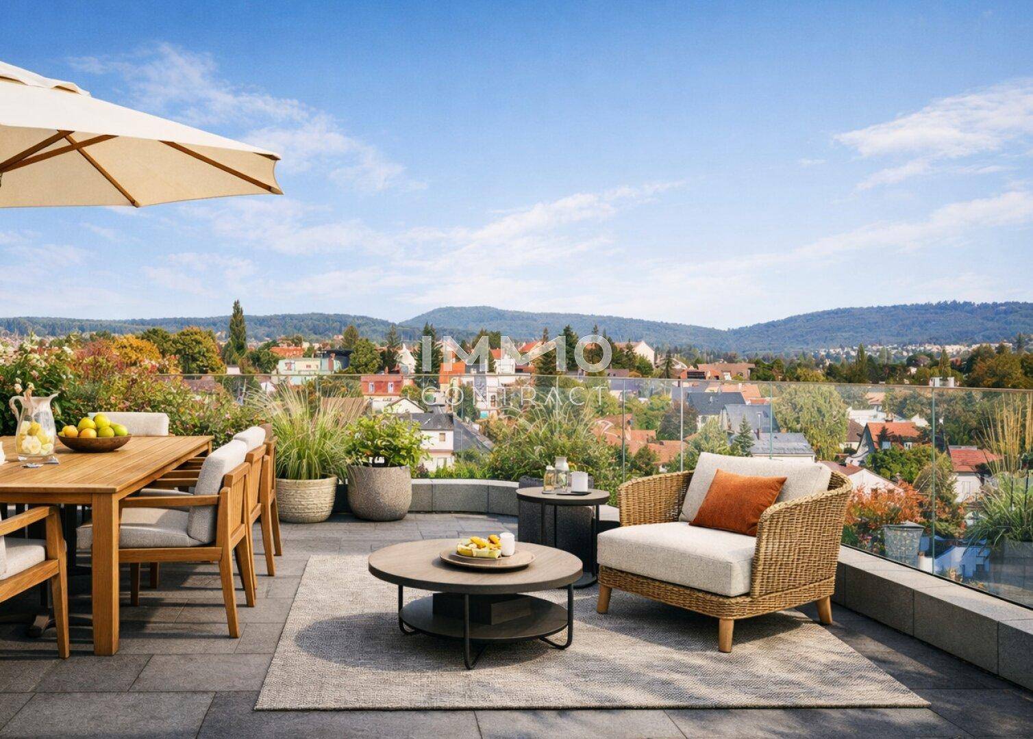 Geräumige Dachterrasse mit Ess- und Loungebereich, Sonnenschirm und weitem Blick über die Stadt.