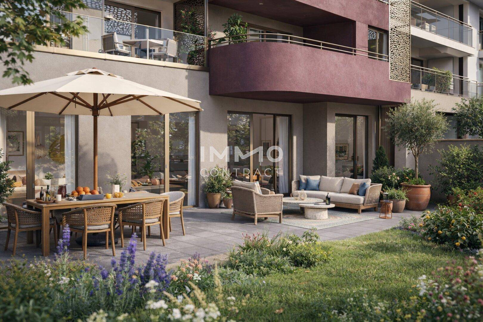 Großzügige Terrasse mit Essbereich und Lounge-Möbeln, umgeben von einem gepflegten Garten.