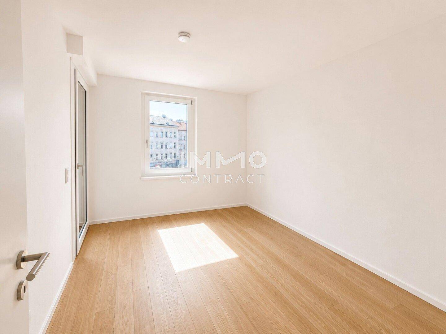 Ruhiges Schlafzimmer mit Holzboden und einem Fenster, das viel Tageslicht in den Raum lässt.