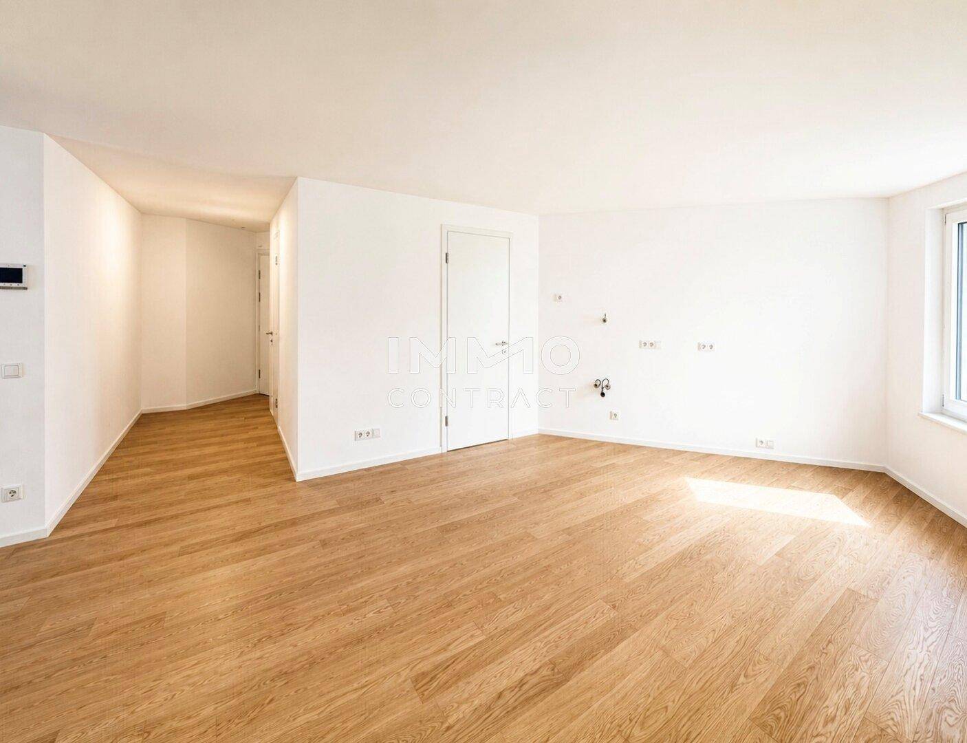 Geräumiges, helles Zimmer mit Parkettboden und weißen Wänden, ideal für Wohnzwecke.
