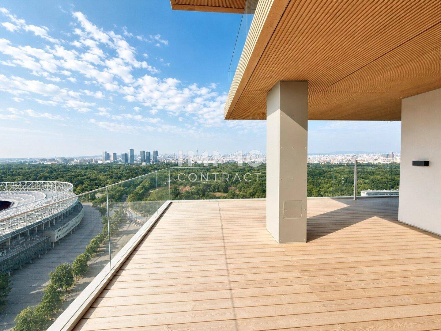 Weitläufige Terrasse mit Holzbelag und Glasgeländer, bietet einen beeindruckenden Blick auf die Stadt und das Stadion.