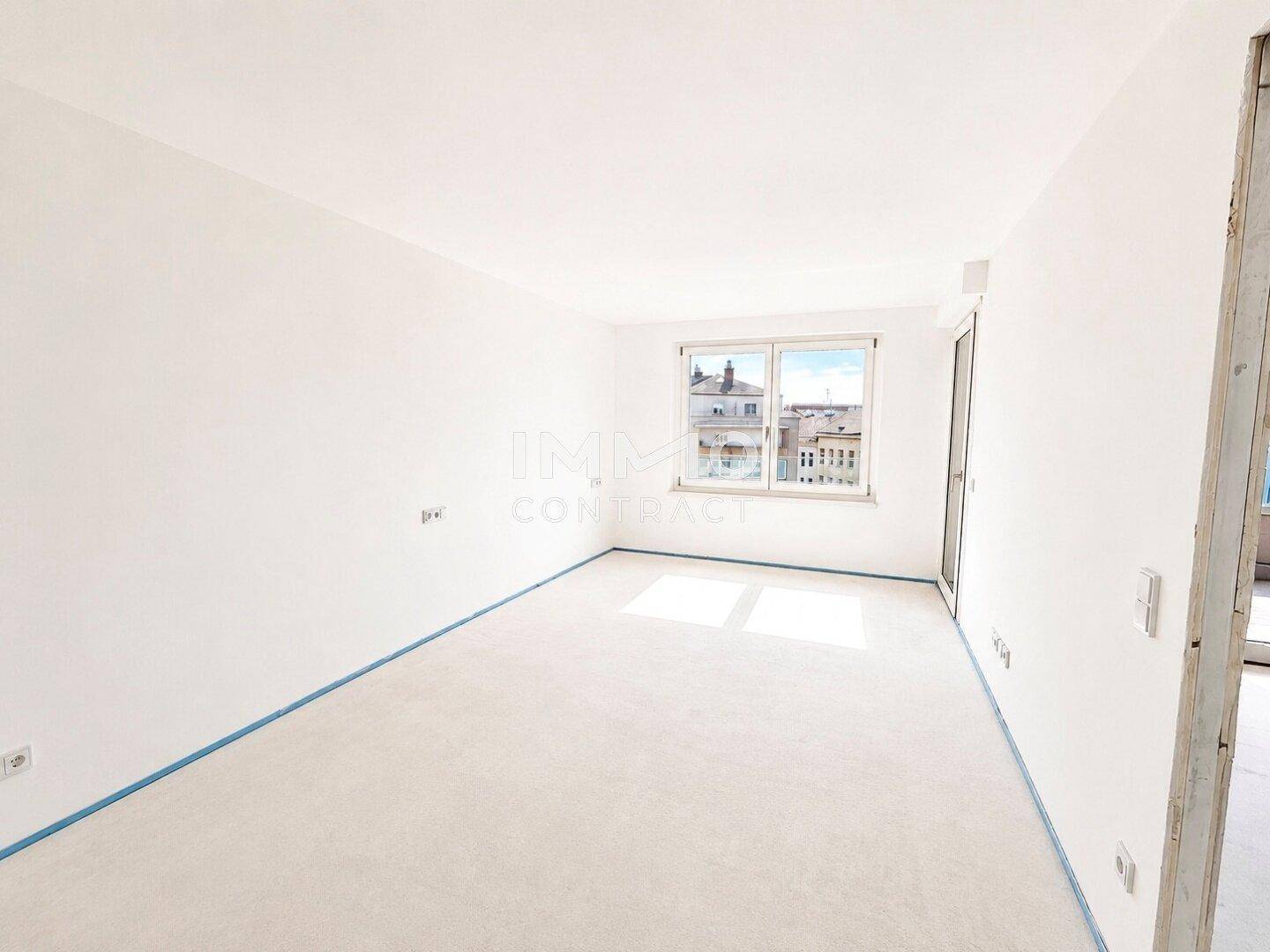 Helles, unmöbliertes Zimmer mit Fenster, ideal als Schlafzimmer oder Büro.