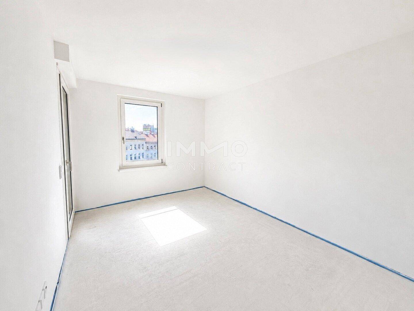 Unmöbliertes Zimmer mit viel Tageslicht, bereit für individuelle Gestaltung.