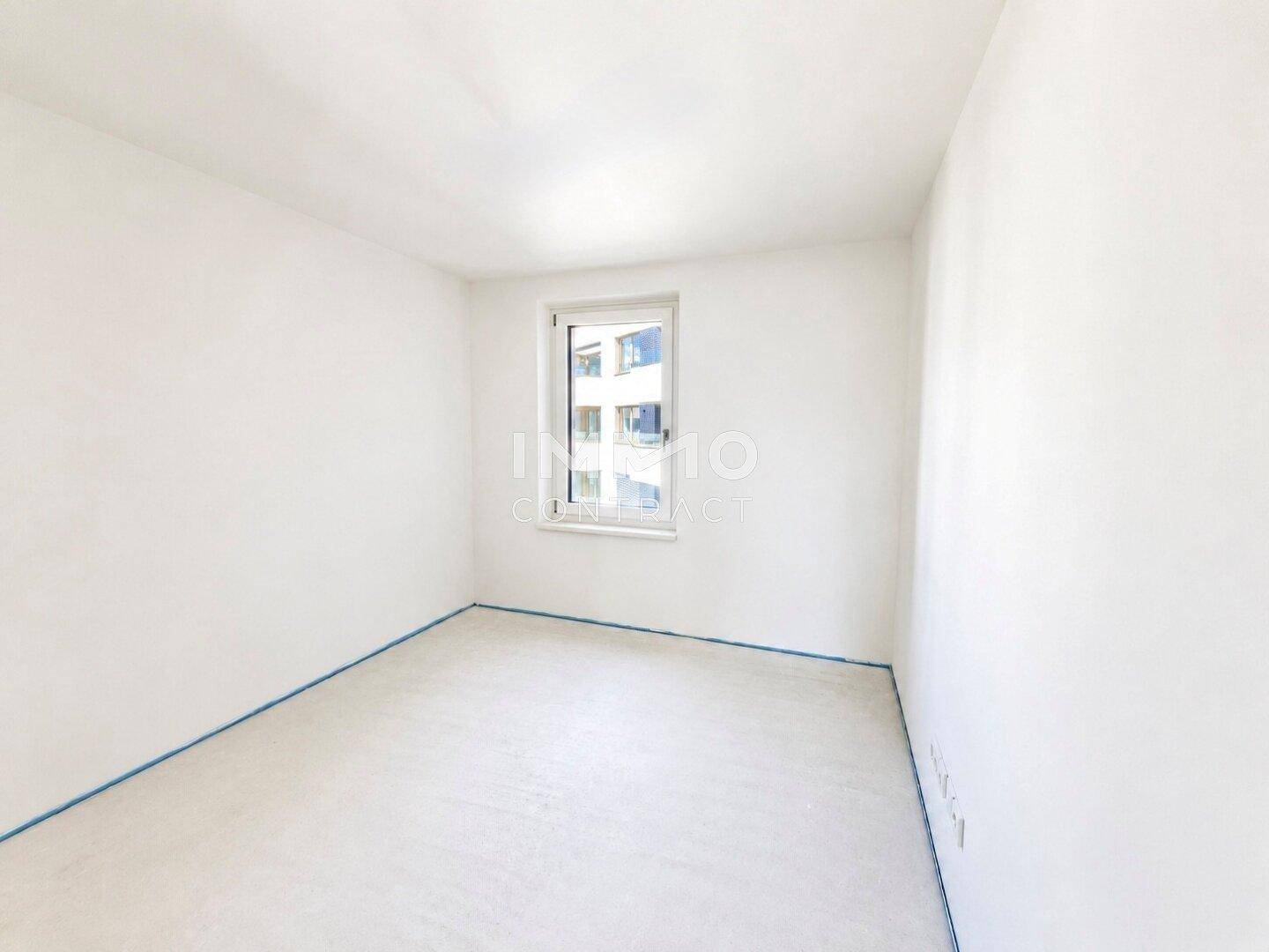Kleines, helles Zimmer mit einem Fenster, geeignet als Kinder- oder Gästezimmer.