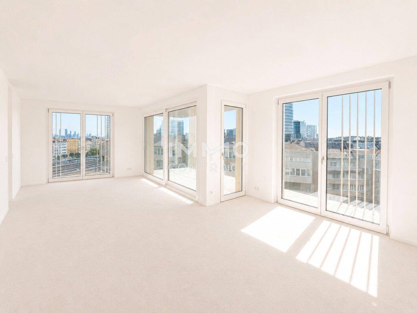 Heller, leerer Wohnraum mit großen Fenstern und Teppichboden, bietet viel Tageslicht und Stadtblick.