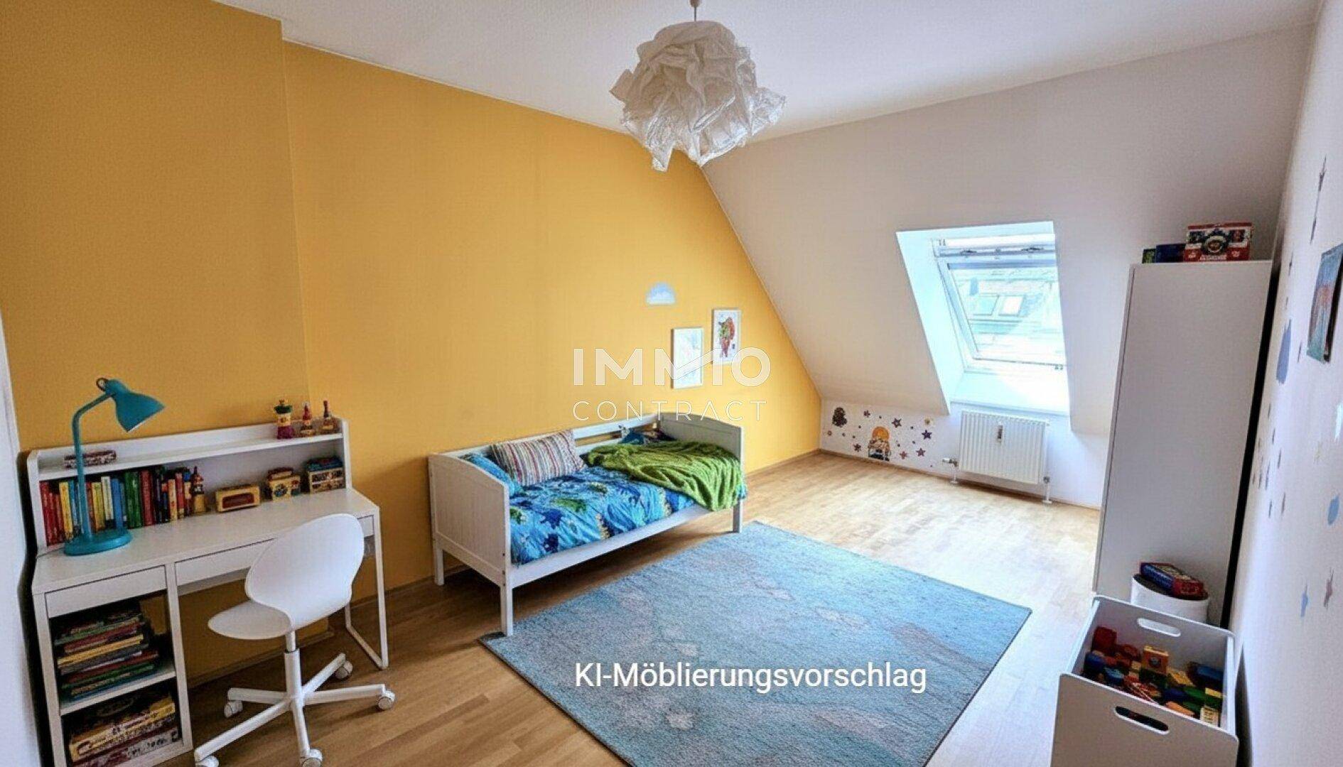 Virtuell möbliertes Kinderzimmer mit gelber Wand, Holzboden und Spielbereich.