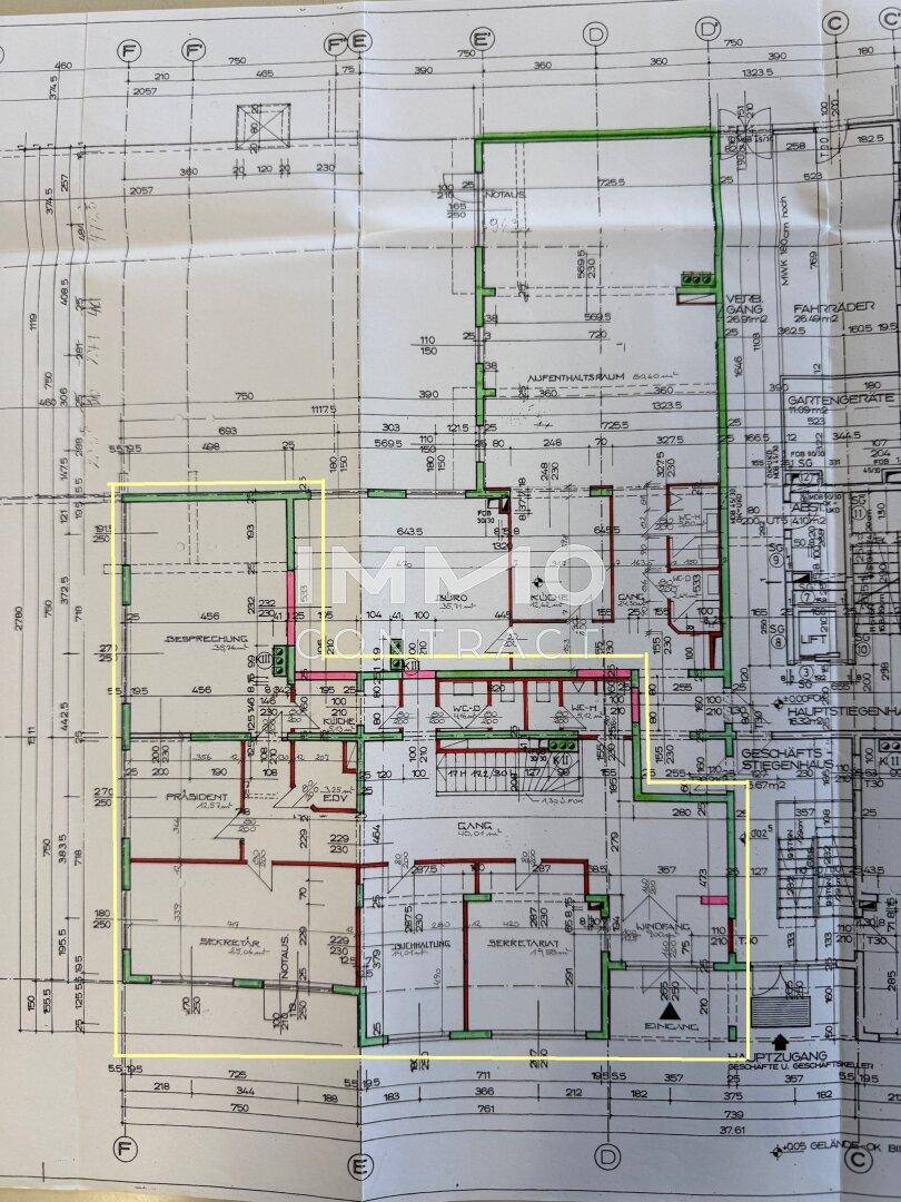 Detaillierter Grundriss des Erdgeschosses mit verschiedenen Büroräumen und Fluren.
