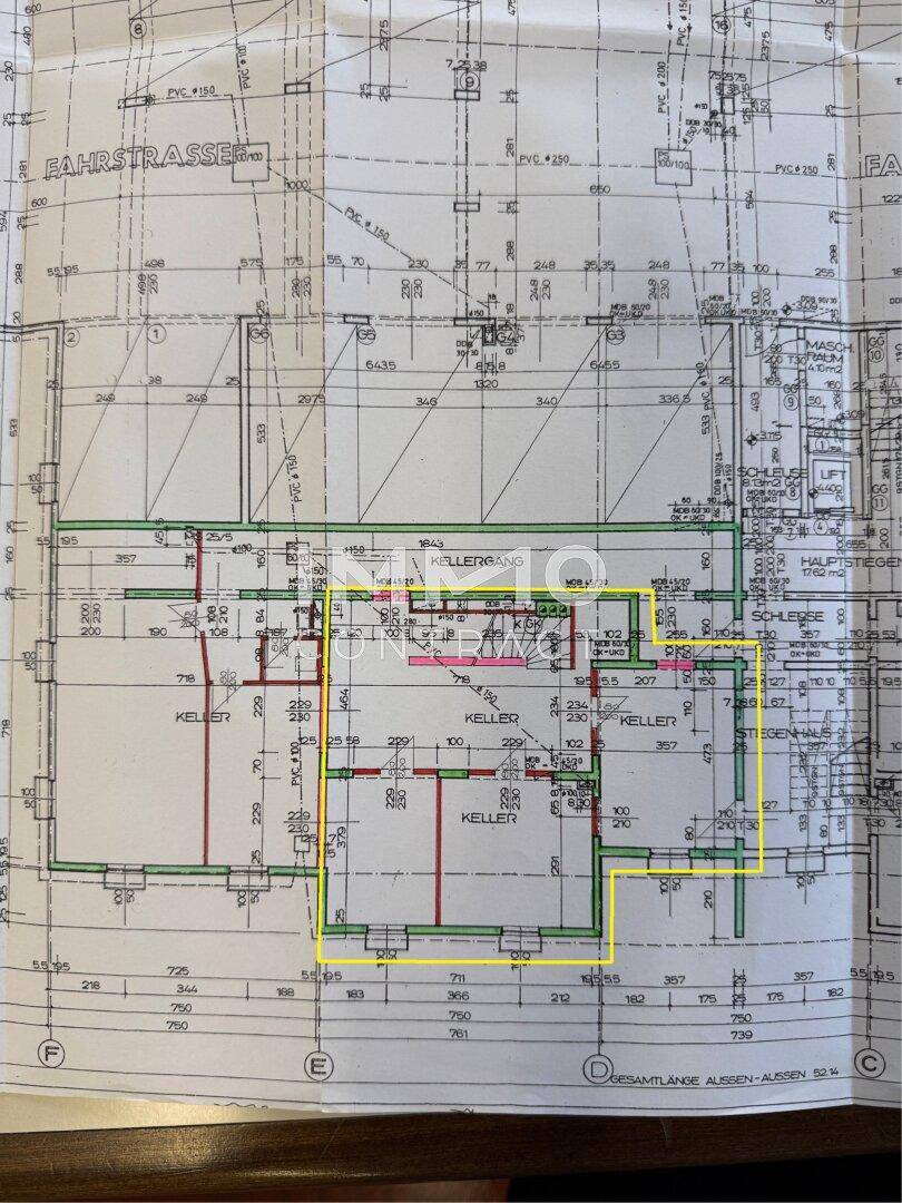 Grundriss des Kellergeschosses mit mehreren Kellerräumen und einem Flur.