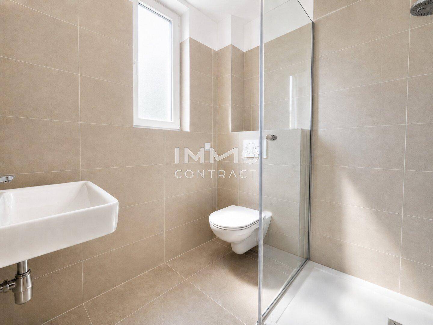 Modernes Badezimmer mit beigefarbenen Fliesen, ebenerdiger Dusche und Fenster.