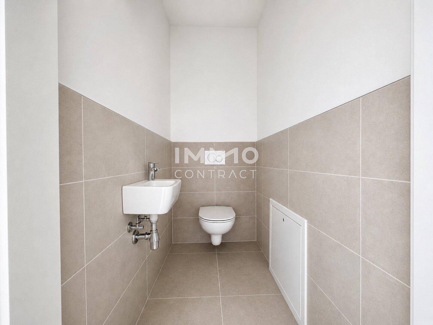 Modernes Gäste-WC mit beigefarbenen Fliesen, wandhängendem WC und kleinem Waschbecken.