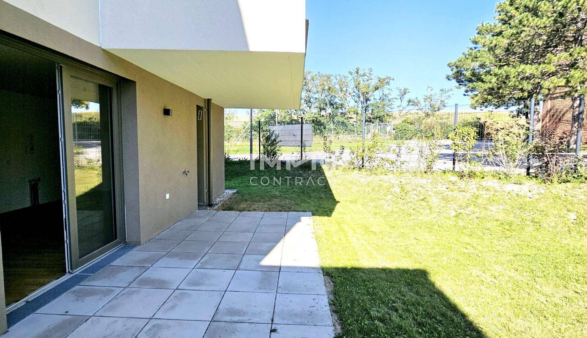 Geräumige Terrasse mit direktem Zugang zum Garten, bietet viel Platz für Outdoor-Aktivitäten.