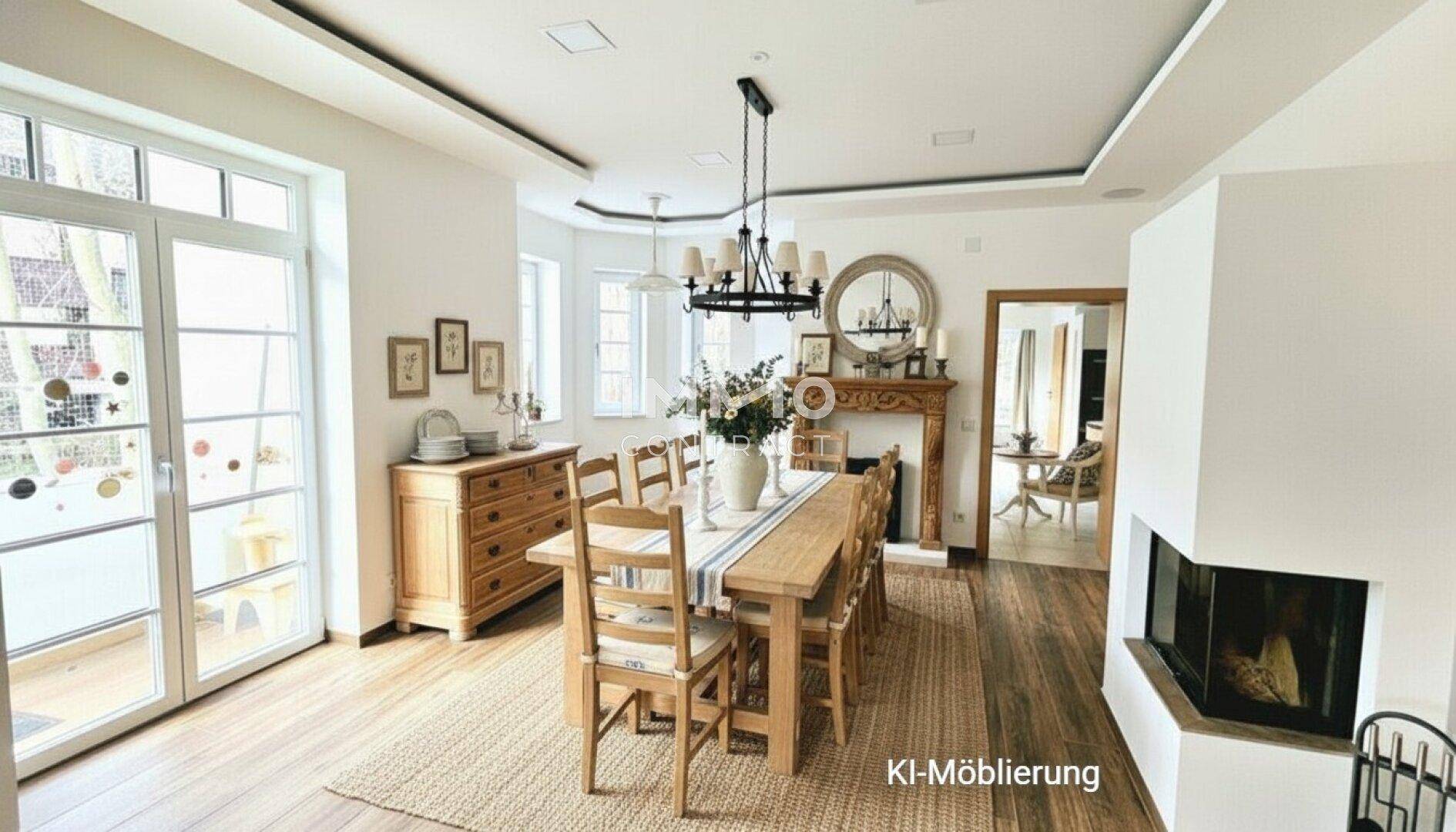 Heller Essbereich mit Holztisch, Stühlen, Kamin und Zugang zu einem Balkon.