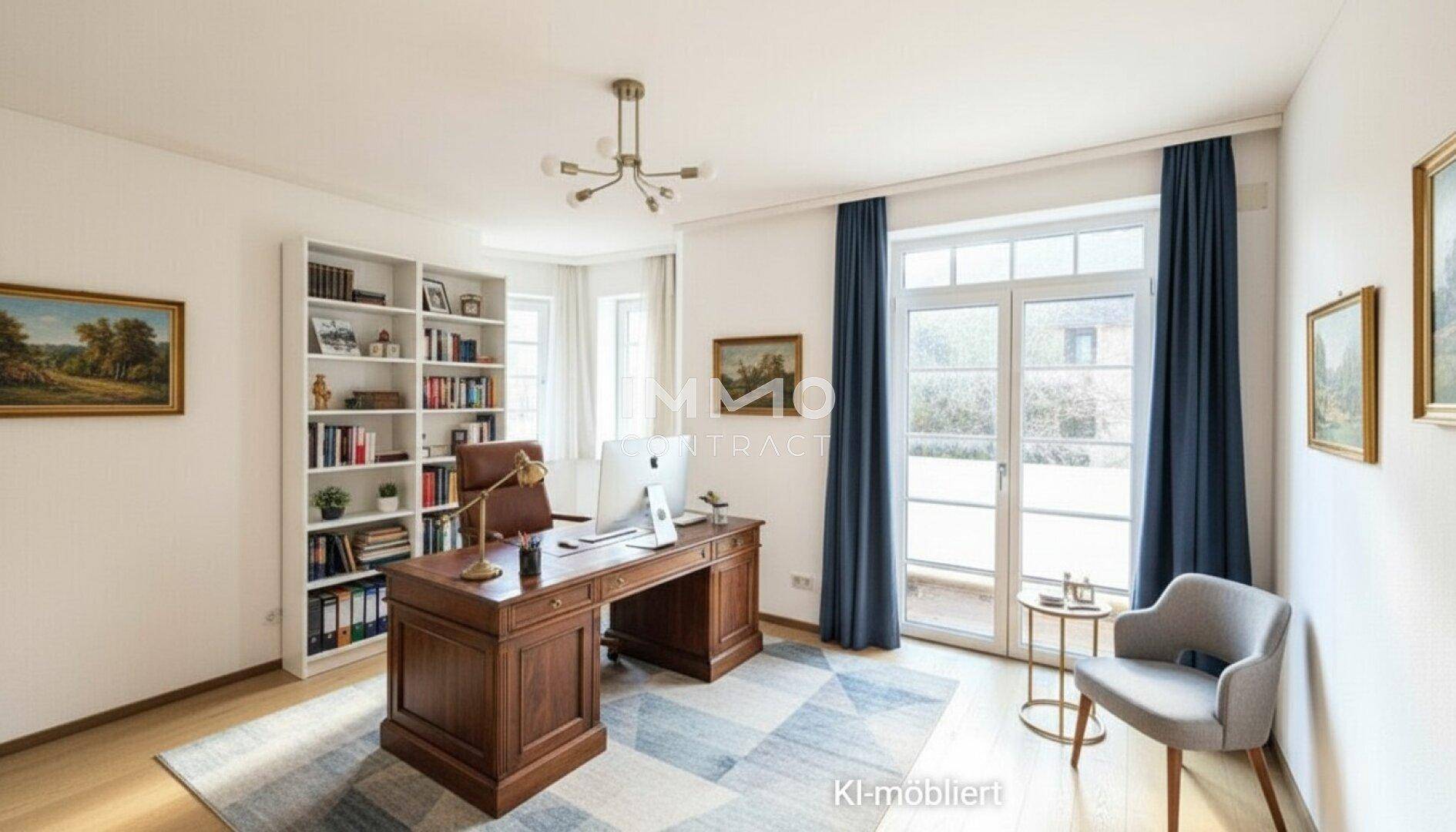 Geräumiges Arbeitszimmer mit klassischem Holzschreibtisch, Bücherregal und Balkonzugang.